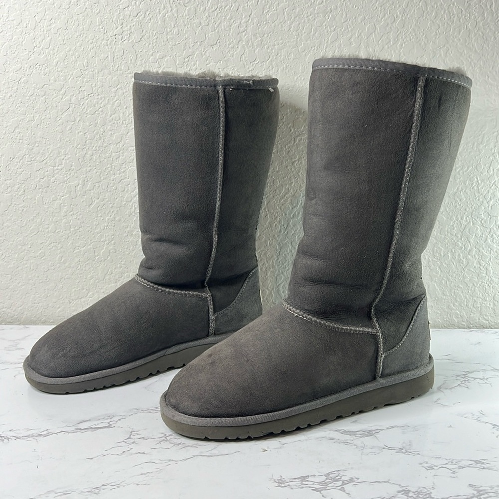 UGG CLASSIC TALL BOOTS SIZE 6